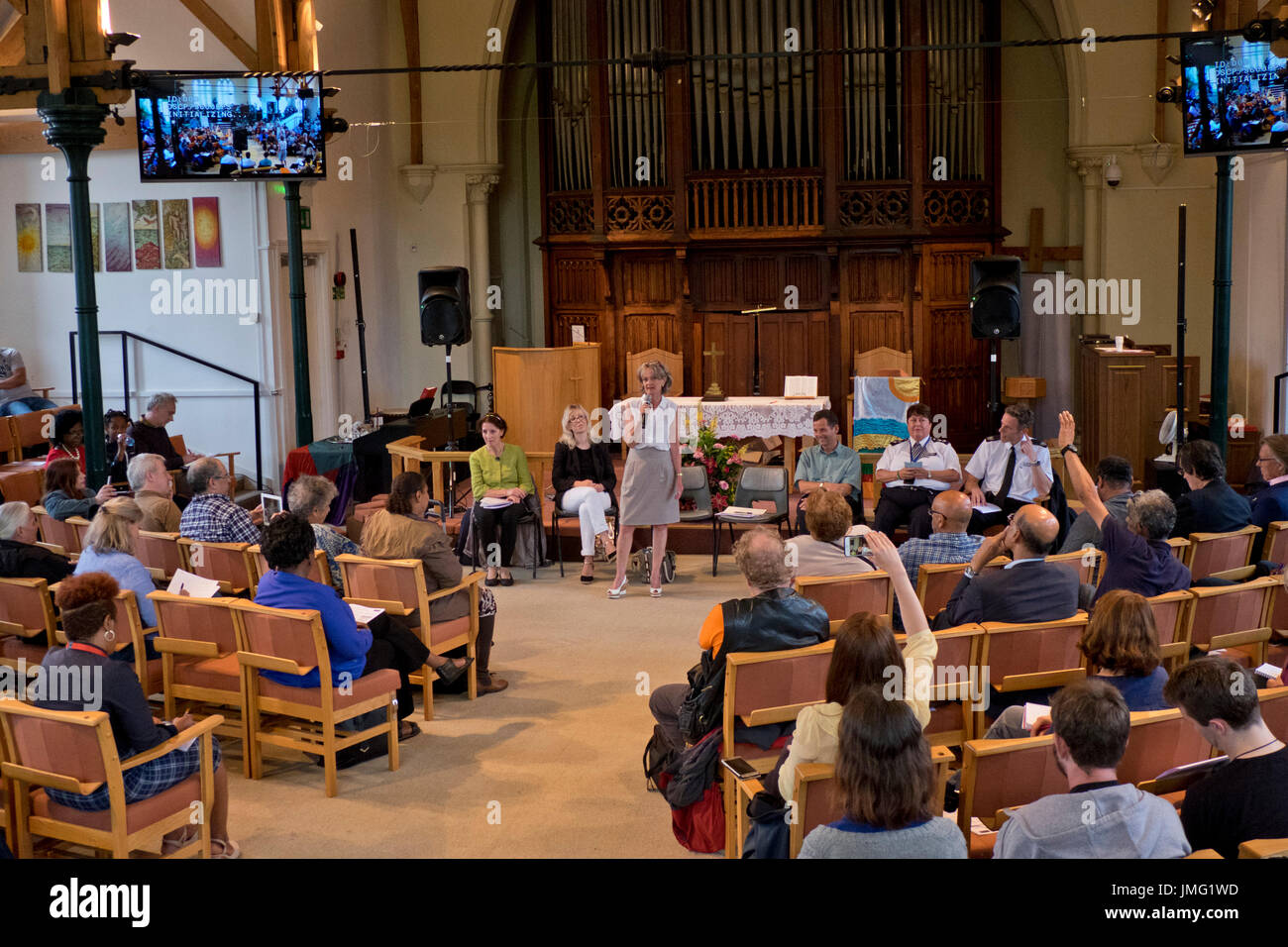 Elizabeth Campbell, der Führer von Kensington und Chelsea Rates reden in öffentlichen Sitzung der Anwohner in Notting Hill Methodist Church in der Nähe der Brandkatastrophe in der Grenfell Tower in London, England, UK Stockfoto