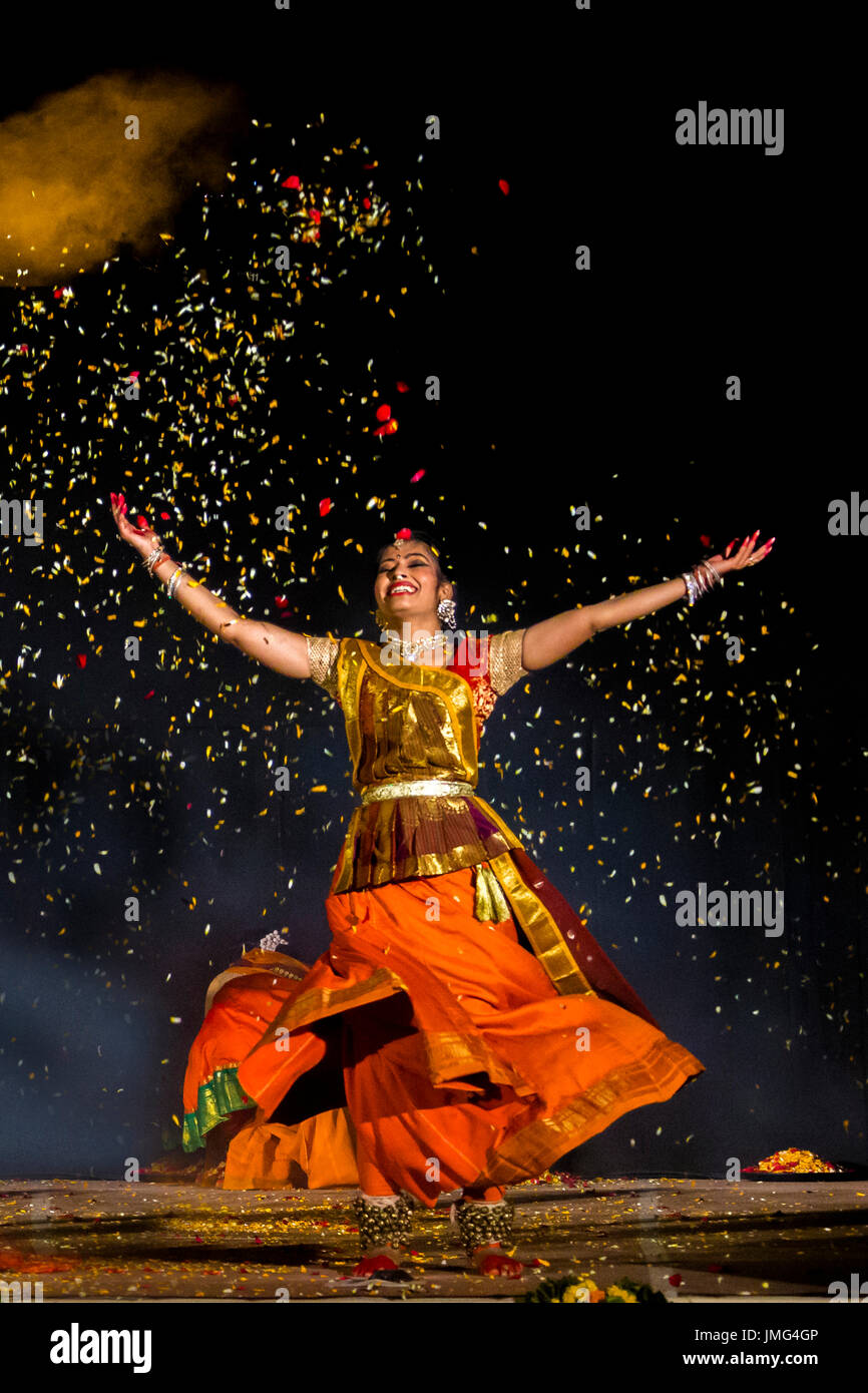 Tänzerin bei Holika Dahan Feier. Udaipur, Rajasthan, Indien Stockfoto