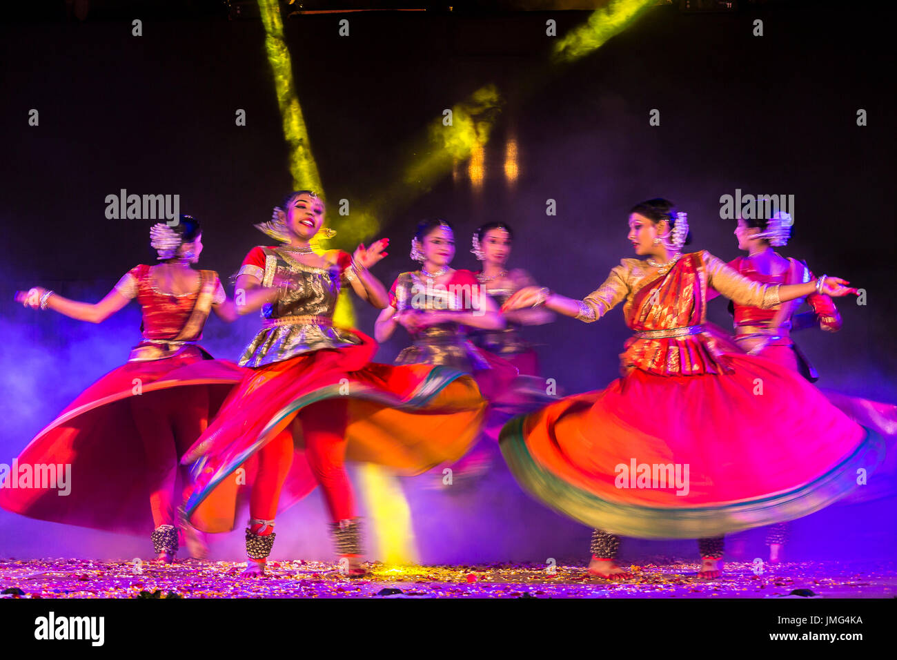 Tänzerinnen und Tänzer bei Holika Dahan Feier. Udaipur, Rajasthan, Indien Stockfoto