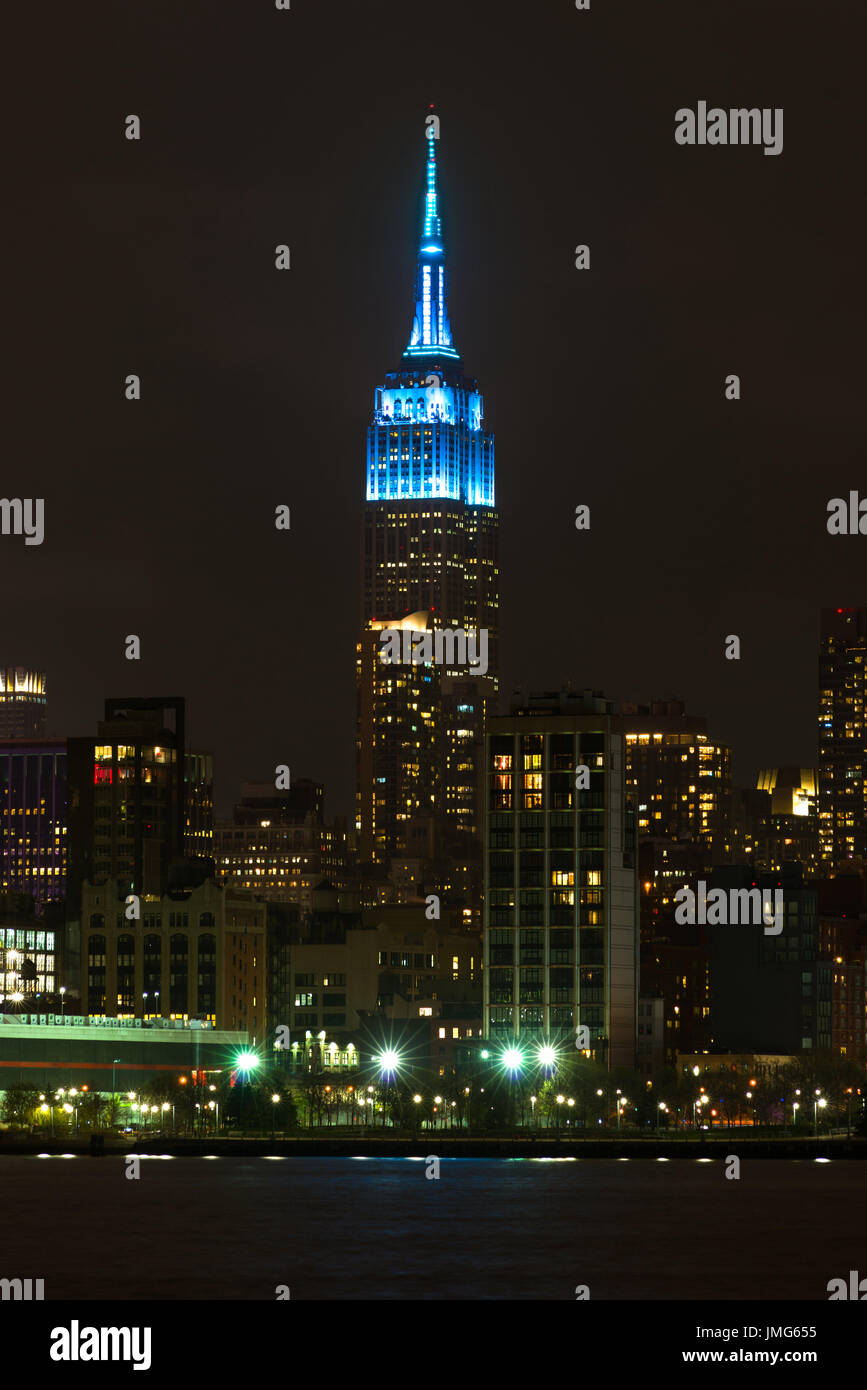 Das Empire State Building nachts beleuchtet aus New Jersey, New York Stockfoto