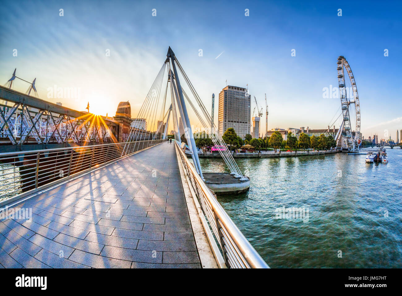 Golden Jubilee Bridge gegen Sonnenaufgang in London, England, UK Stockfoto