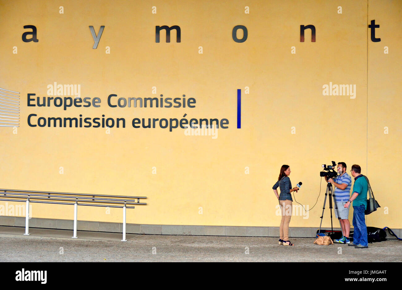 Brüssel, Belgien. Europäischen Kommission Berlaymont-Gebäude - Fernsehteam und Reporterin am Eingang Stockfoto