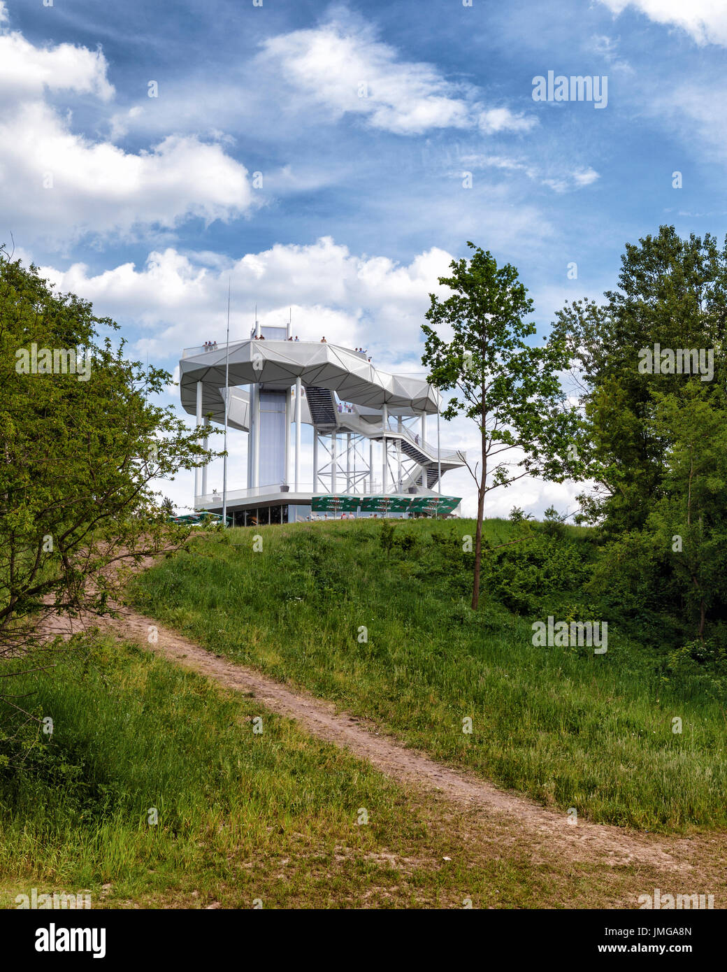 Berlin, Marzahn. Gärten der Welt Botanischer Garten, neue 'Wolkenhain' Aussichtsplattform auf Kienberg Hügel gebaut, für die IGA 2017 Stockfoto