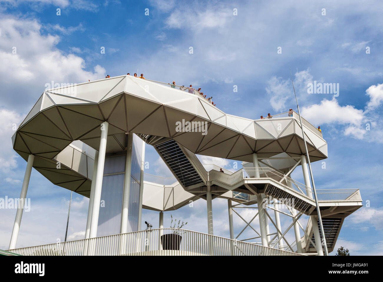 Berlin, Marzahn. Gärten der Welt Botanischer Garten, neue 'Wolkenhain' Aussichtsplattform auf Kienberg Hügel gebaut, für die IGA 2017 Stockfoto