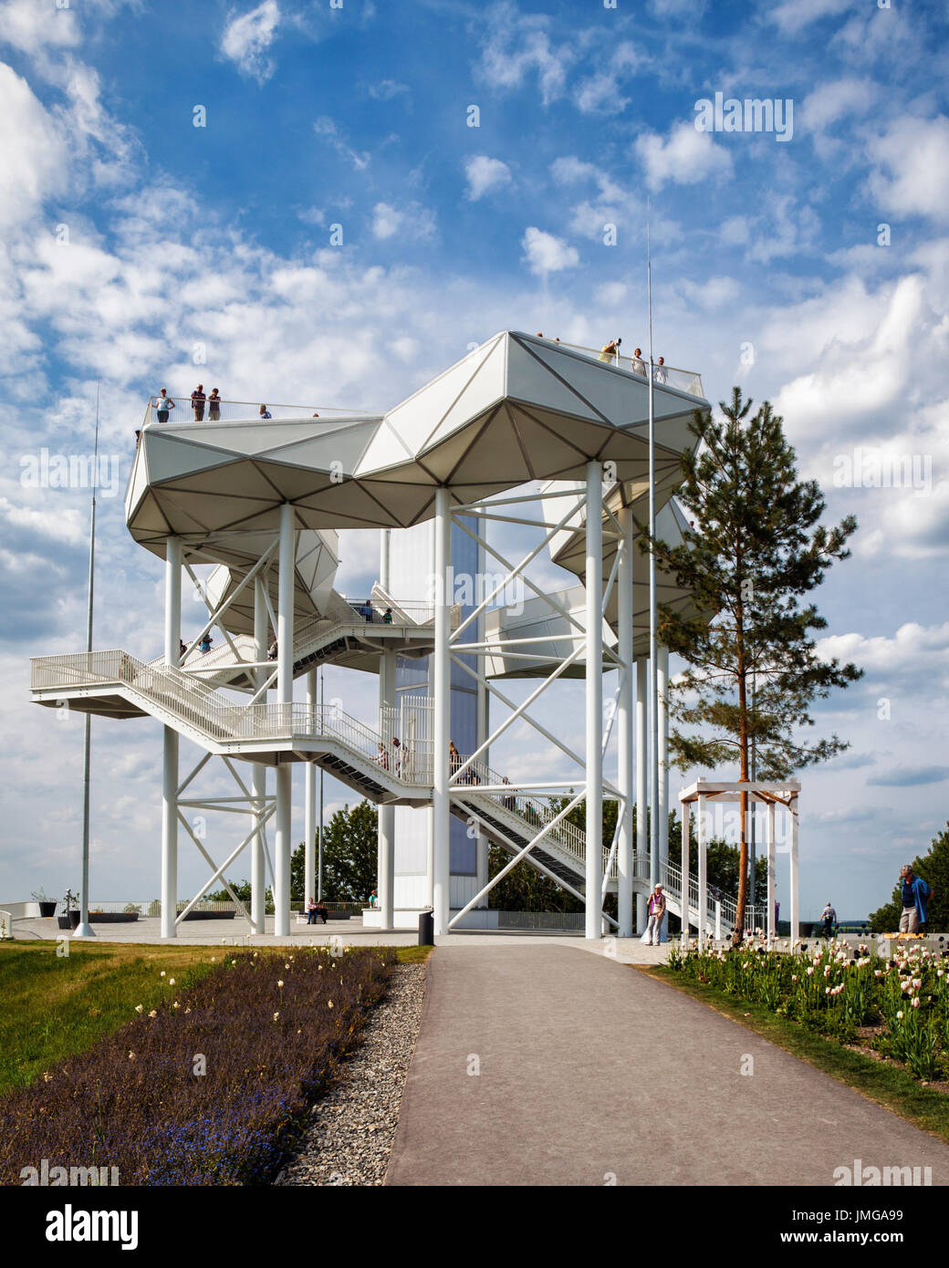 Berlin, Marzahn. Gärten der Welt Botanischer Garten, neue 'Wolkenhain' Aussichtsplattform auf Kienberg Hügel gebaut, für die IGA 2017 Stockfoto