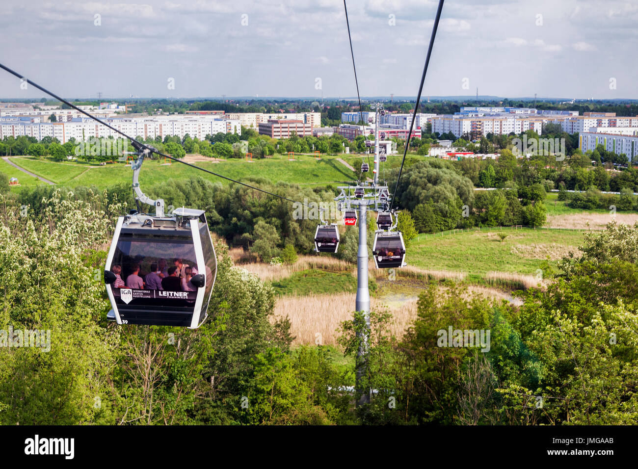 Berlin, Marzahn. Gärten der Welt Botanischer Garten, Gärten der Welt. Rufen Sie Autos und neue Kabel Weg für IGA 2017 International Garden Show gebaut Stockfoto