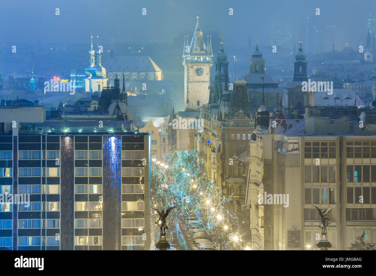 Europa Tschechischen Republik Tschechien Prag Praha UNESCO-historische Altstadt, Parizska Straße mit Lichter Weihnachtsdekoration im Winter mit Schnee Stockfoto