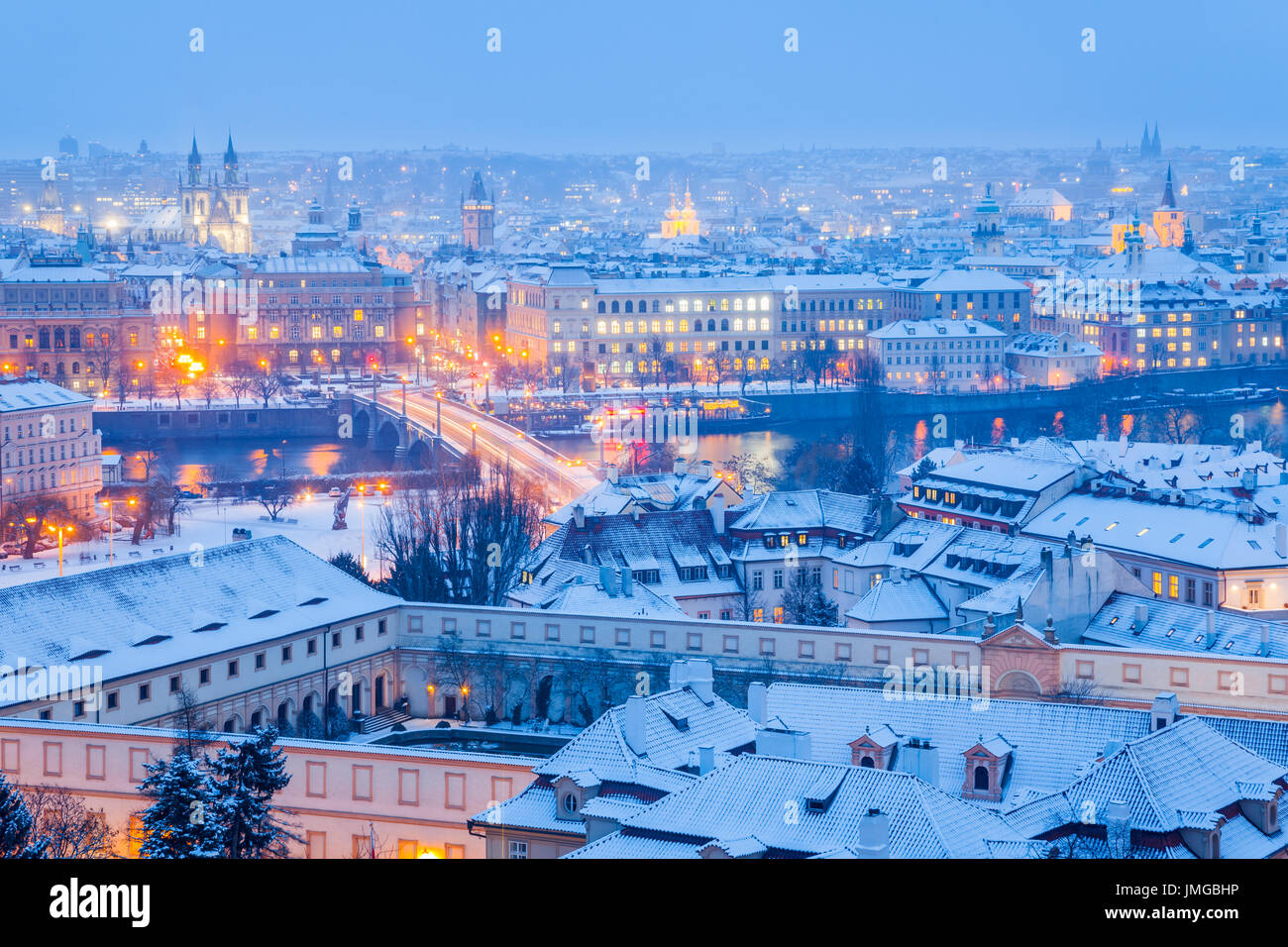 Europa, Tschechische Republik, Tschechien, Prag, Praha, UNESCO, historische alte Stadt Panorama mit Kirche erhebt sich im Winter mit Schnee in der Nacht, Dämmerung Stockfoto