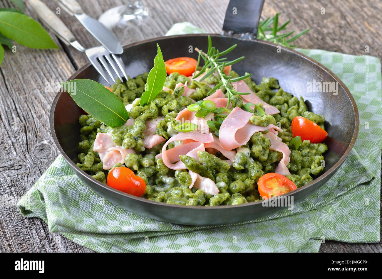 Südtiroler Spinat Spätzle mit Parmesan-Sahne-Sauce, mit Streifen von ...