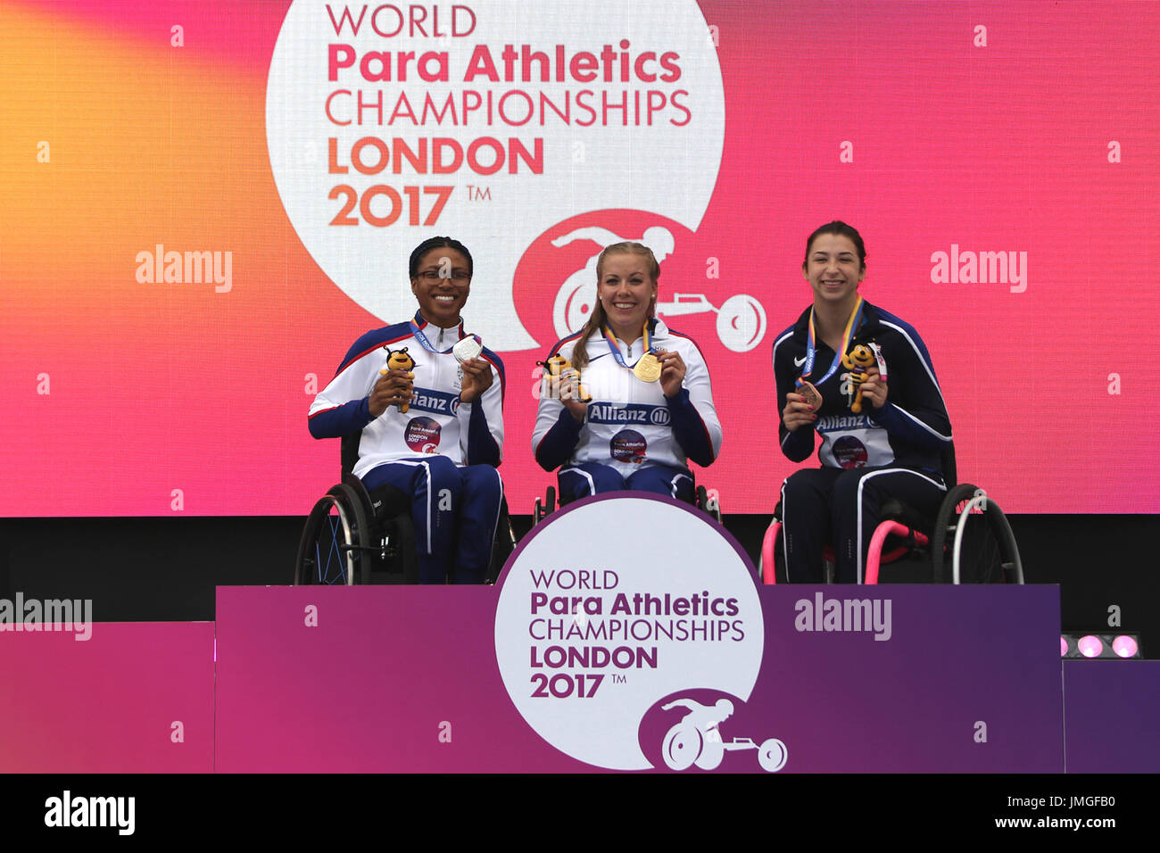 (L und R) Kare ADENEGAN der GB (Silber), Hannah COCKROFT'S GB (Gold), Alexa HALKO der USA (Bronze) in den Frauen T34 100 m Siegerehrung Stockfoto