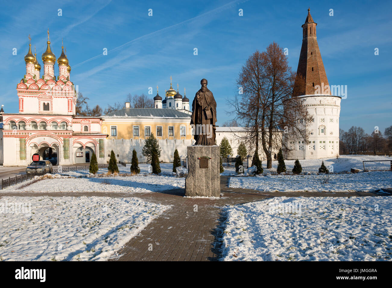 Ein Denkmal an den Gründer des Joseph von Wolokolamsk Kloster St. Joseph von Wolokolamsk. Am Eingang zum Kloster im Sommer o installiert Stockfoto