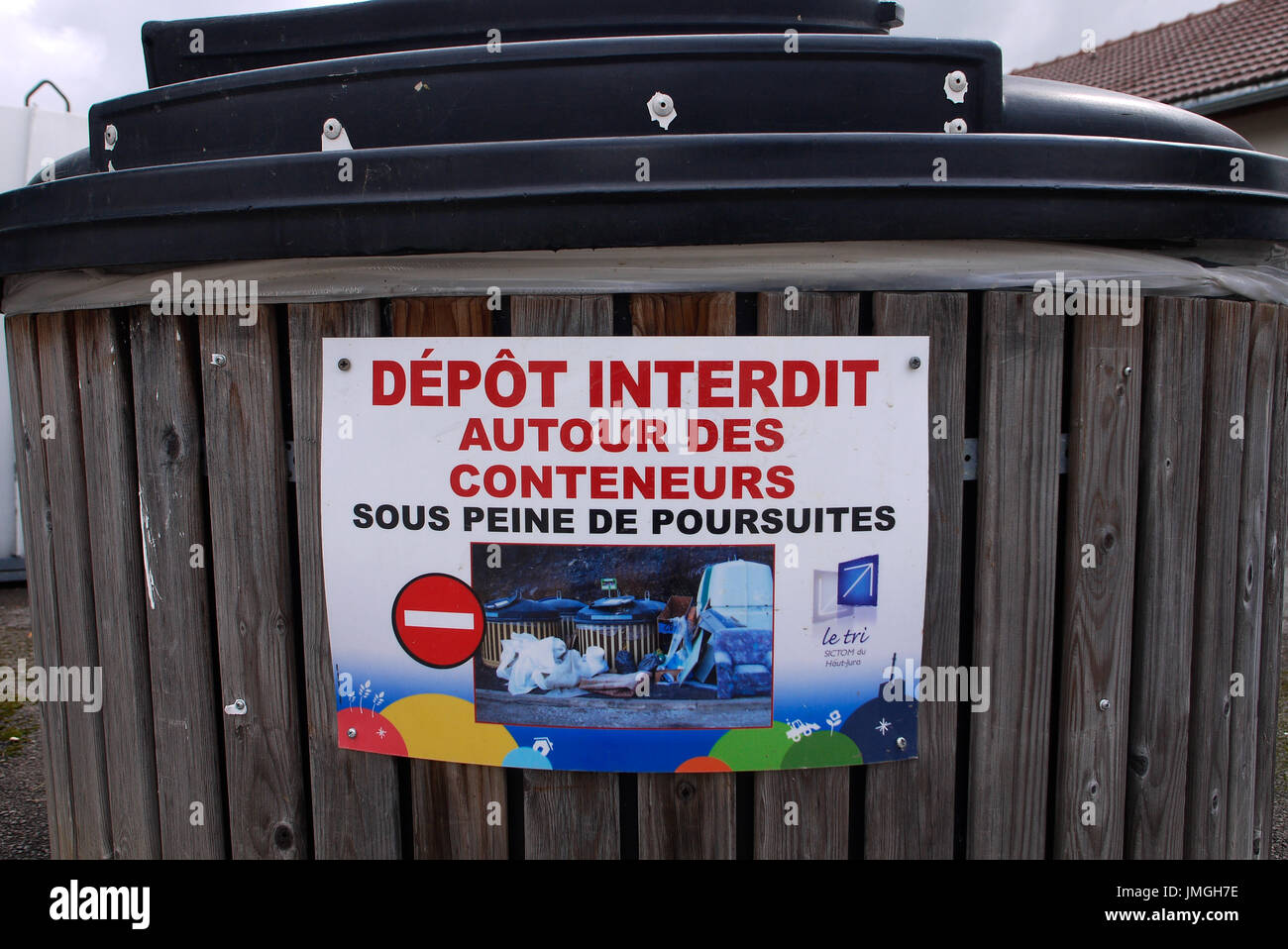 Aussortierung von Containern in einem kleinen Dorf des Haut-Jura, Frankreich Stockfoto