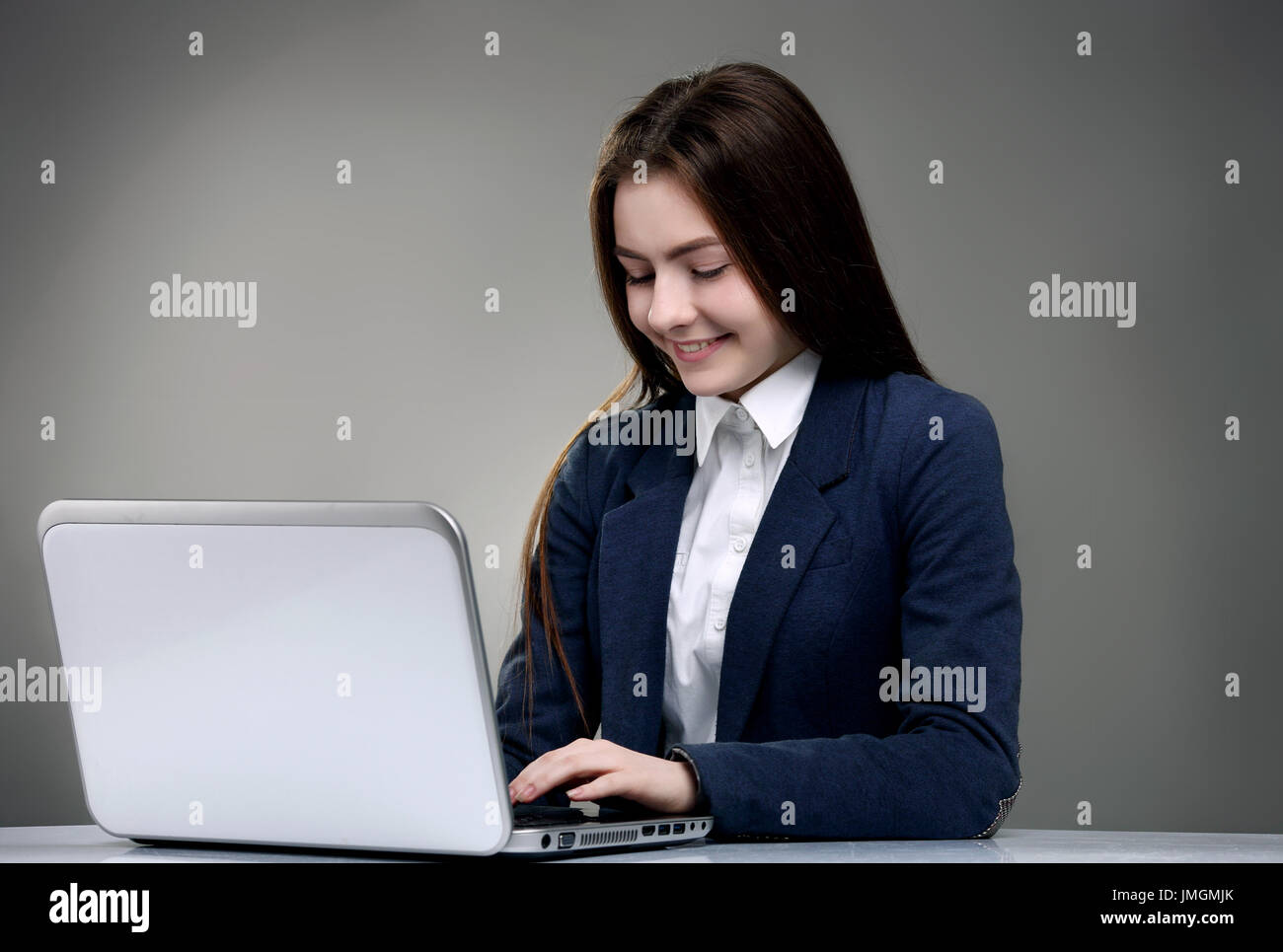 Glückliche junge schöne Mädchen lächelnd mit Laptop Stockfoto