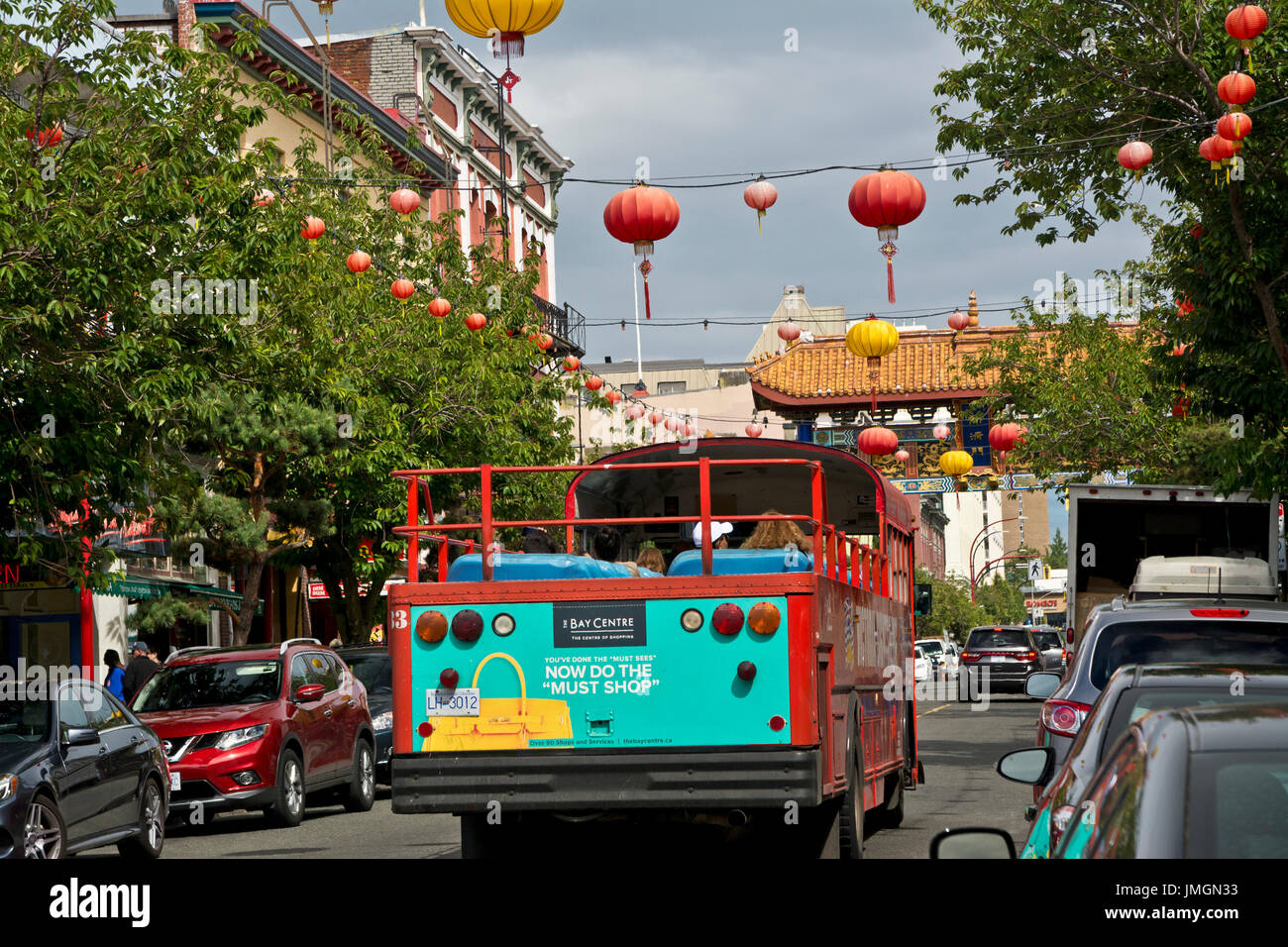 Bustour mit Touristen auf den Straßen von Chinatown in Victoria, British Columbia, Kanada Stockfoto
