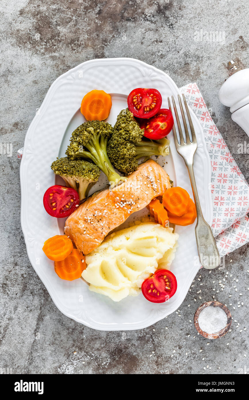 Lachs Fisch gedünstet mit Gemüse Stockfoto