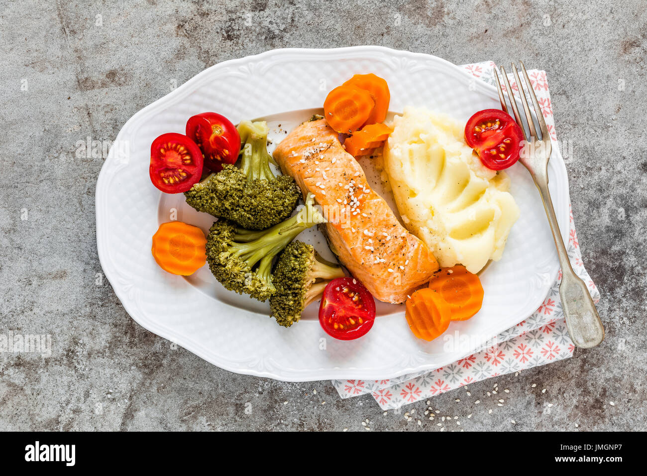 Lachs Fisch gedünstet mit Gemüse Stockfoto