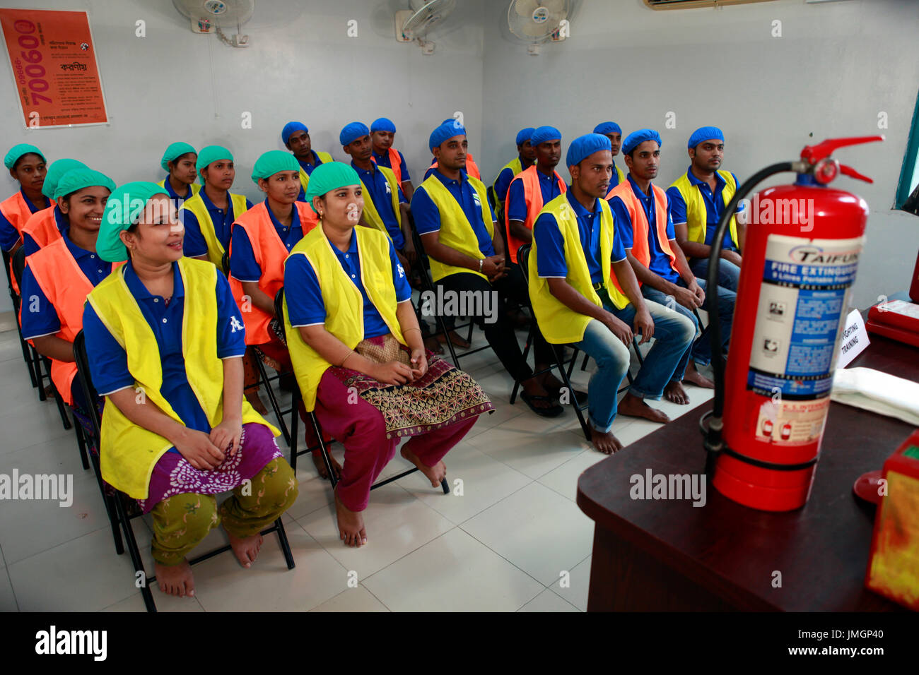 Fertige Textilarbeiterinnen beteiligen eine Brandbekämpfung Trainingseinheit für ihre Sicherheit in einer Fabrik in Gazipur am Stadtrand von Dhaka, Bangla Stockfoto