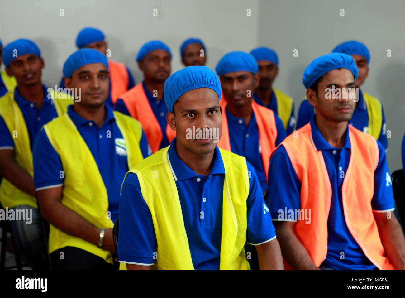 Fertige Textilarbeiterinnen beteiligen eine Brandbekämpfung Trainingseinheit für ihre Sicherheit in einer Fabrik in Gazipur am Stadtrand von Dhaka, Bangla Stockfoto