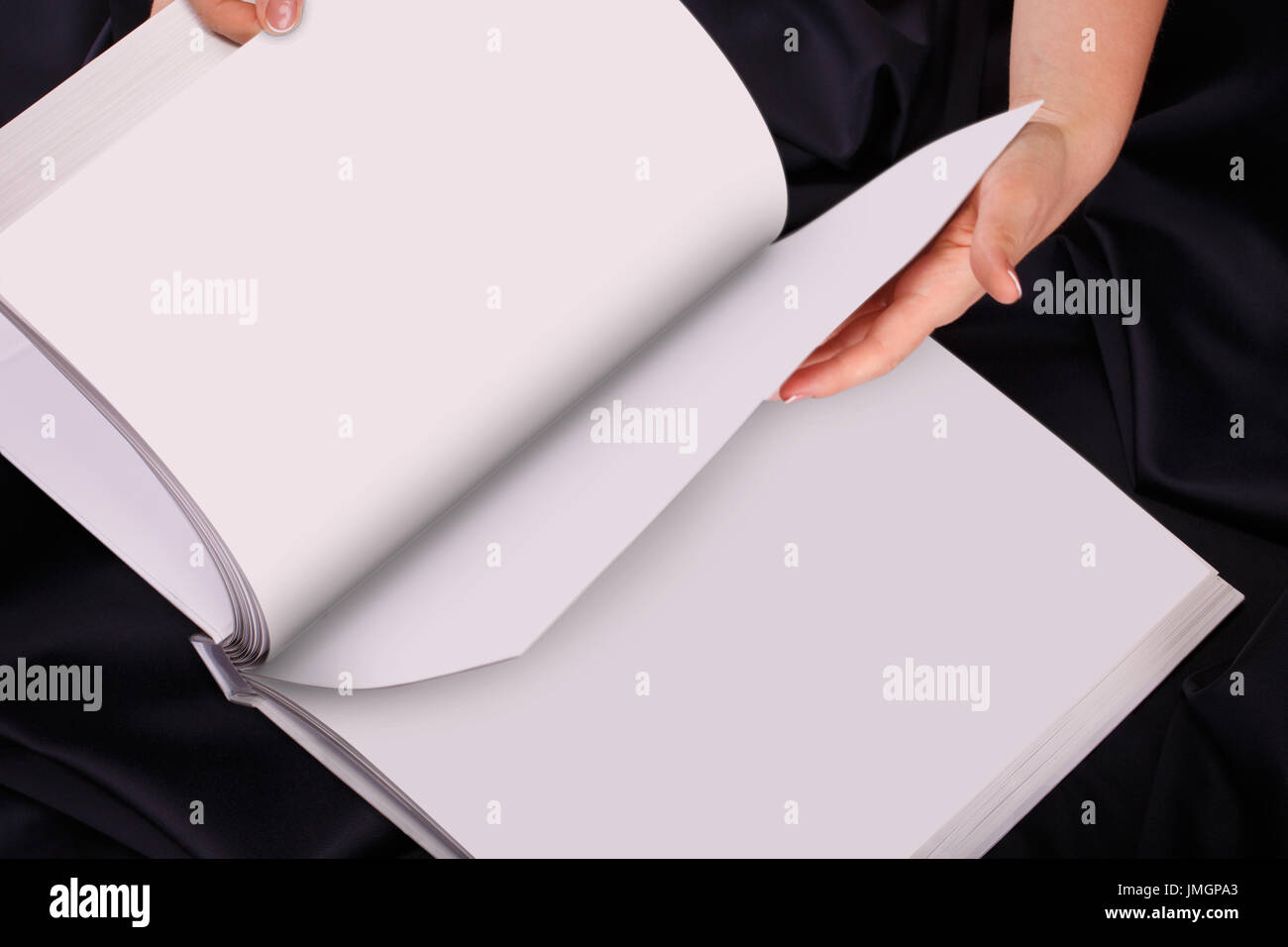 Eine Frau oder ein Weibchen zwei Hände halten einen leeren Rohling oder Buch oder Hinweis, Tagebuch Ausbreitung oder entfalten, Draufsicht, Studio. Stockfoto