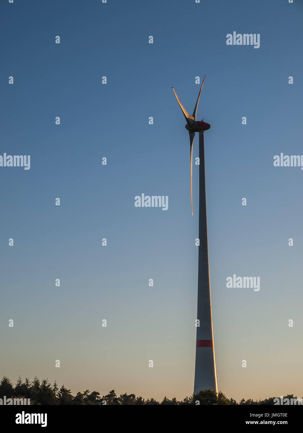 Windkraftanlage auf blauen Himmelshintergrund. Alternative Energieerzeuger Stockfoto