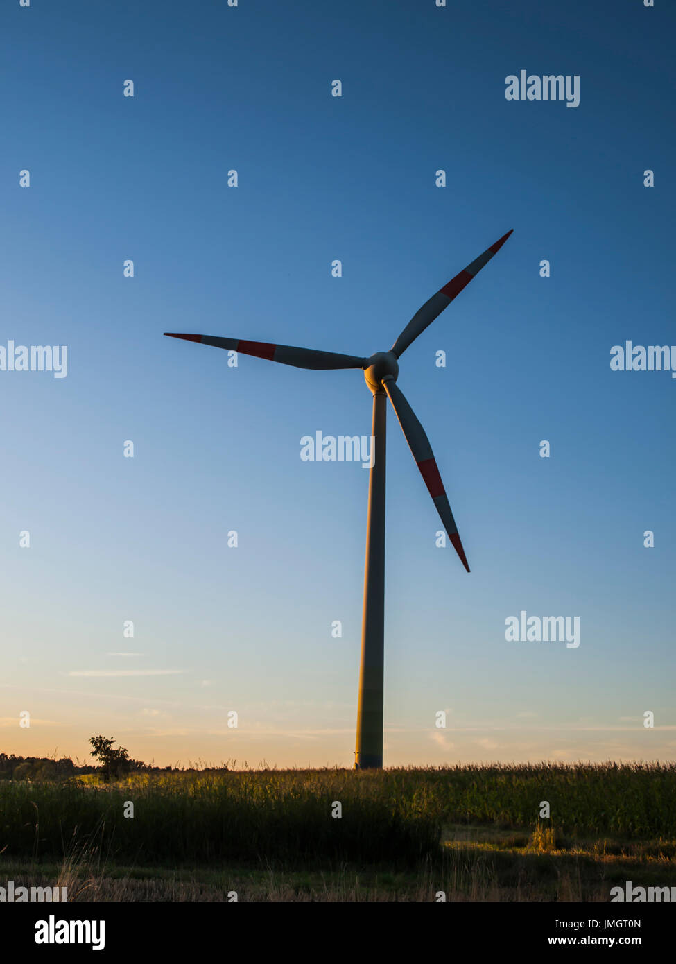 Windkraftanlage auf blauen Himmelshintergrund. Alternative Energieerzeuger Stockfoto