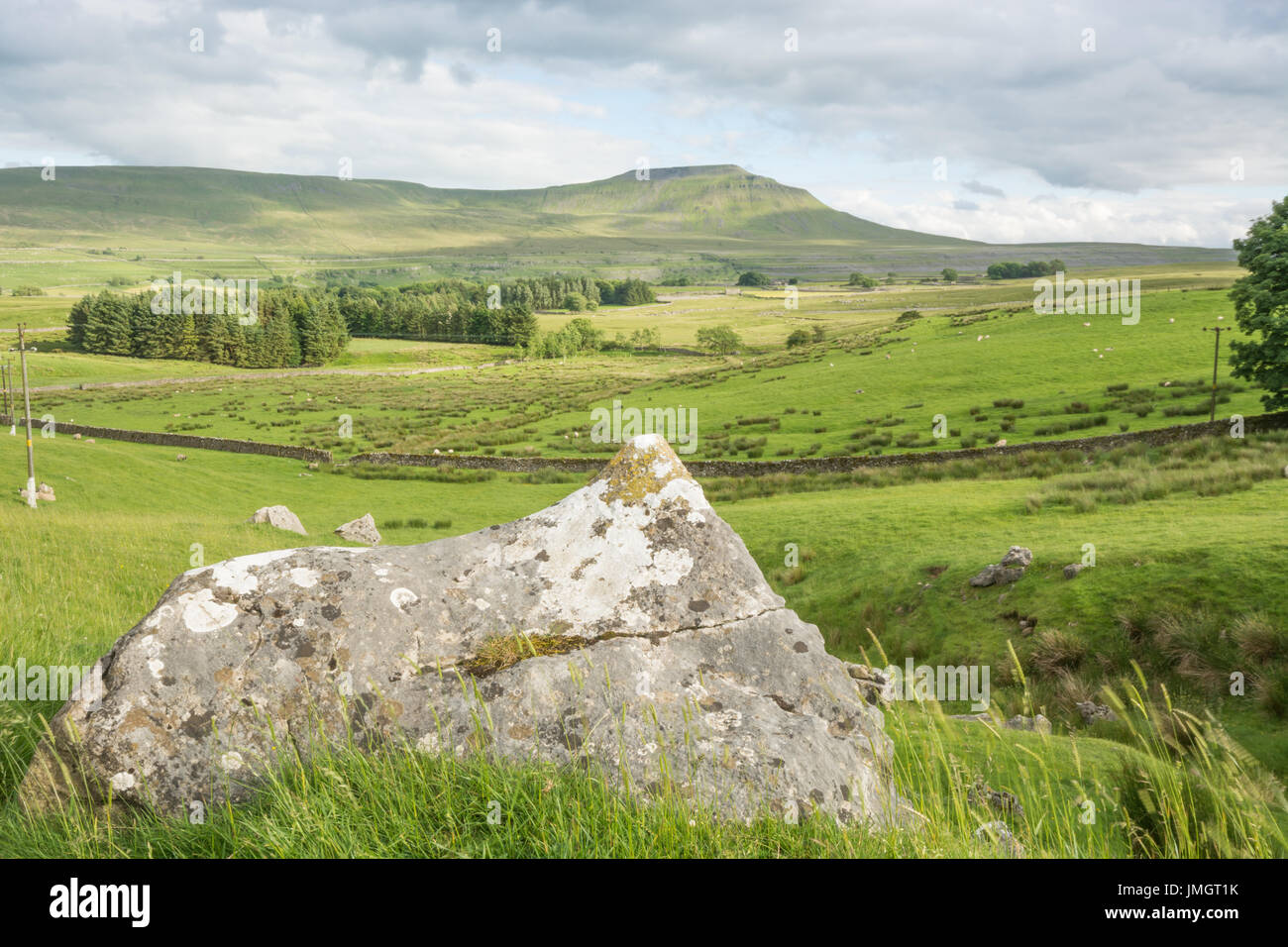Ingleborough und das Gestein Stockfoto