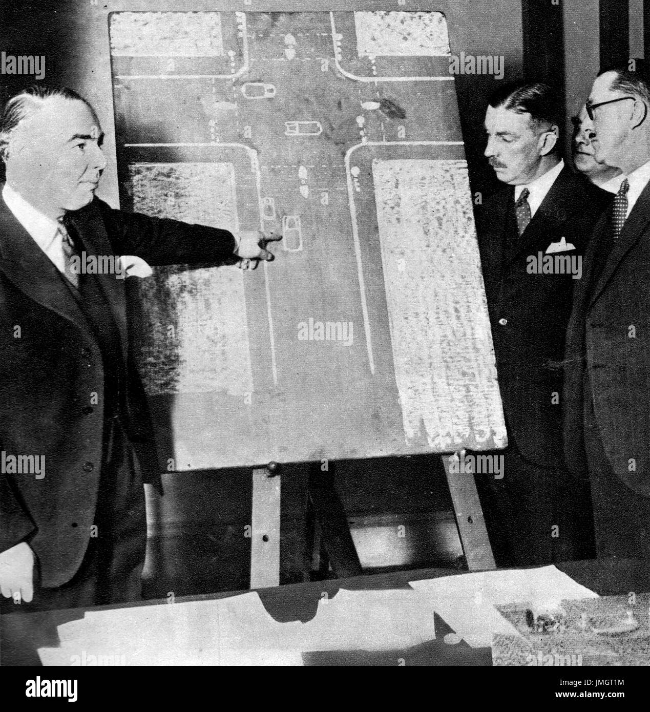 Beamte, die Planung der Einführung der obligatorischen UK treibenden test - 1934 Stockfoto