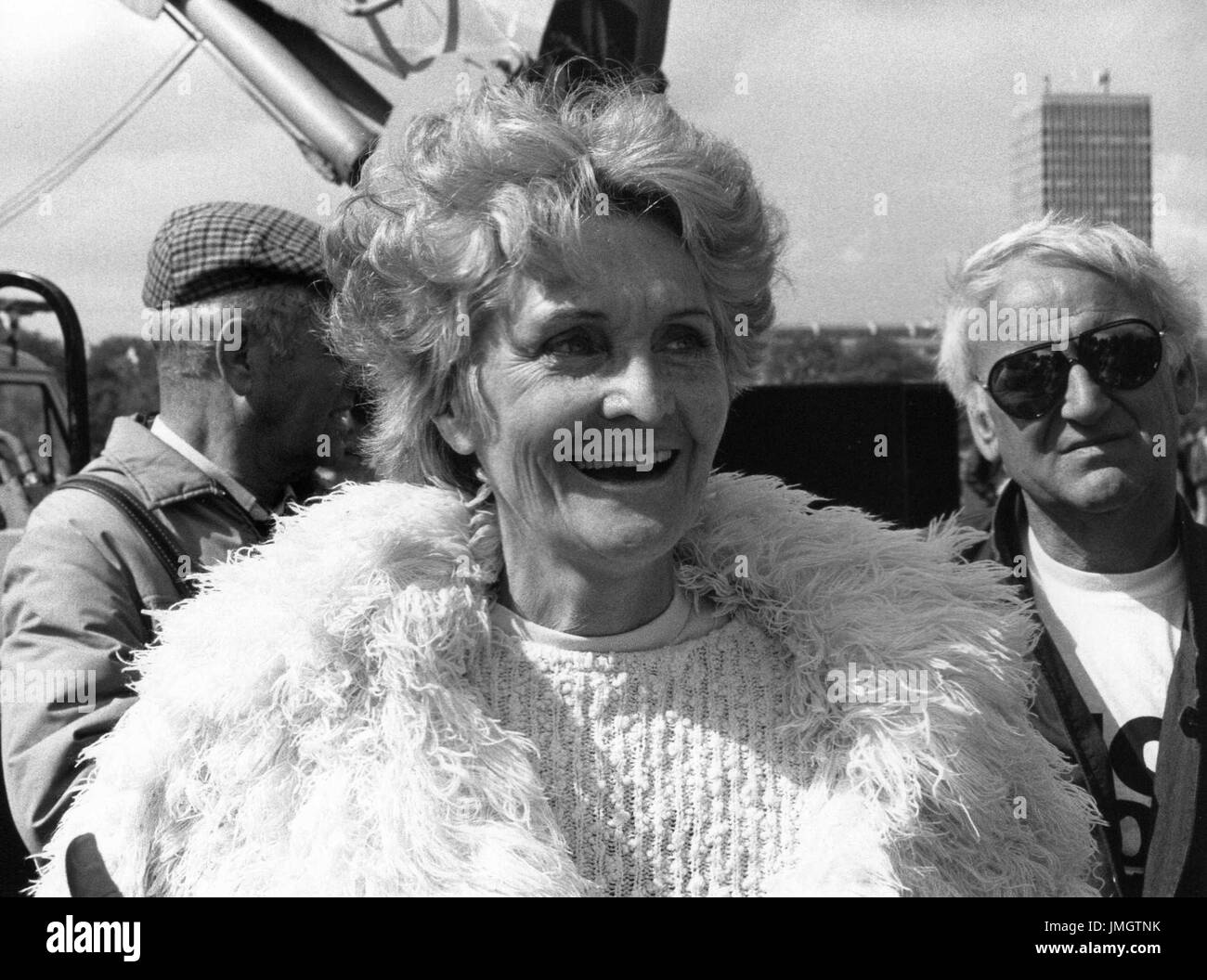 Sheila Hancock, britische Schauspielerin und ihr Ehemann John Thaw (in Sonnenbrillen), britischer Schauspieler, nehmen Sie Teil an der Aktion gegen London Straßen Demonstration am 4. Juni 1989 in London, England. Stockfoto