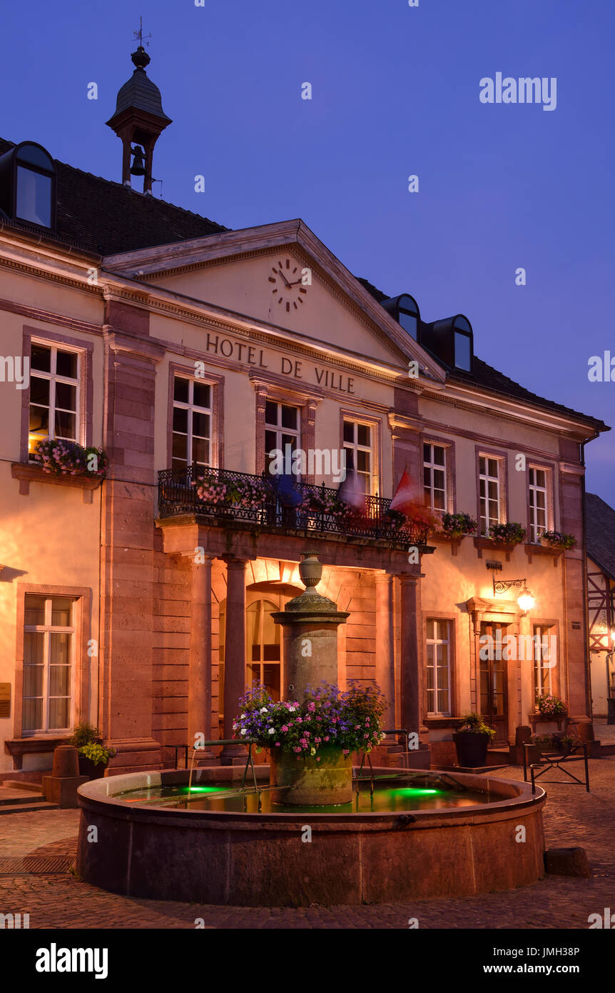 Hotel de Ville (Rathaus) in Riquewihr, Elsass, Frankreich. Erschossen Sie am Abend. Stockfoto
