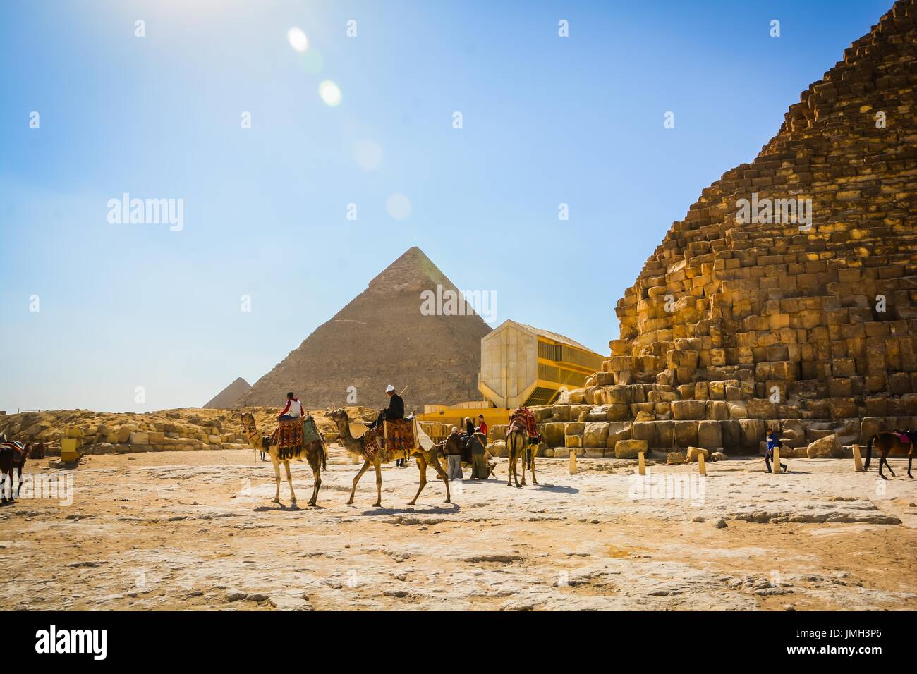 Kamelreiten in der Nähe der Pyramiden Stockfoto
