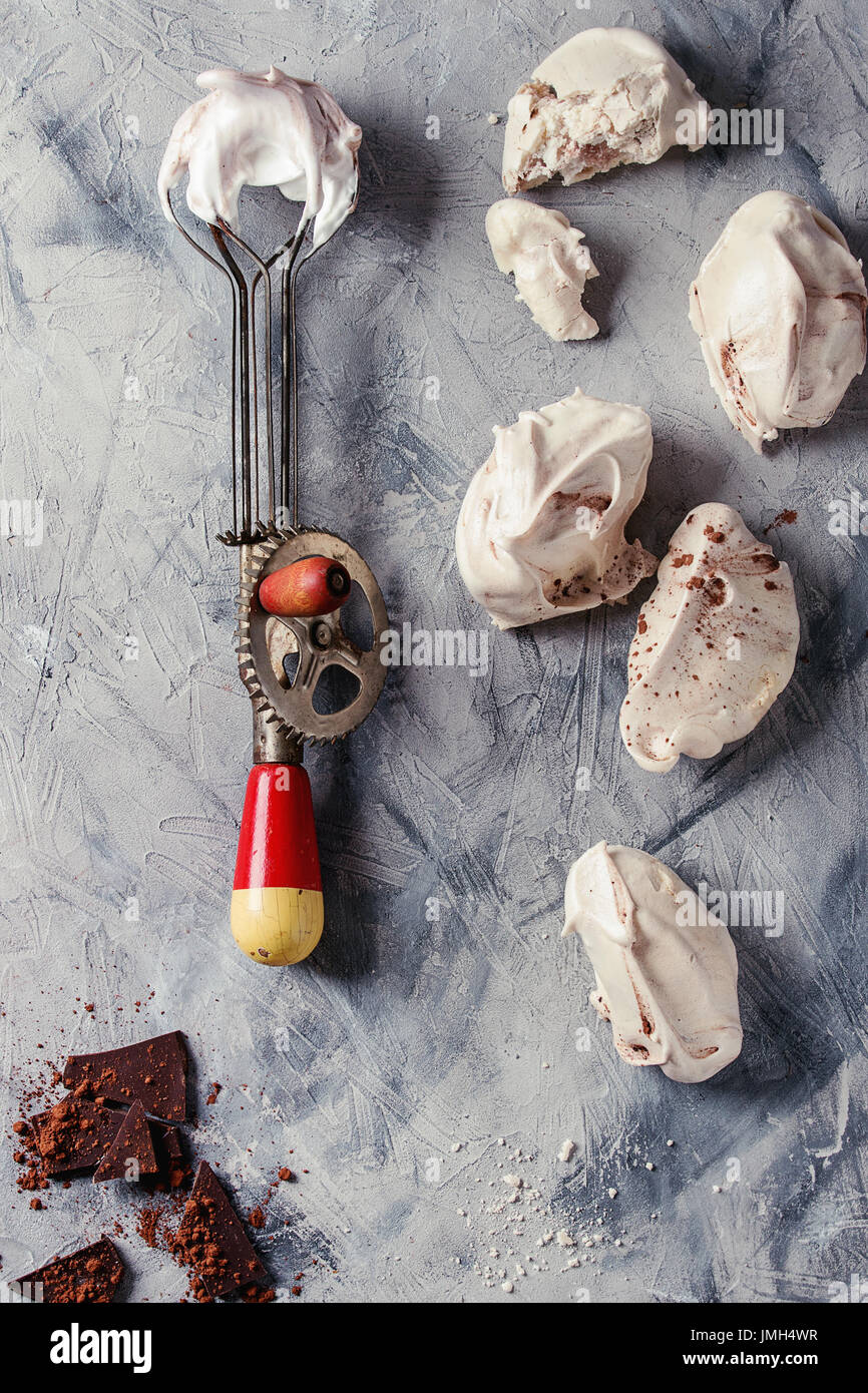 Backen Baiser mit Schokolade Stockfoto