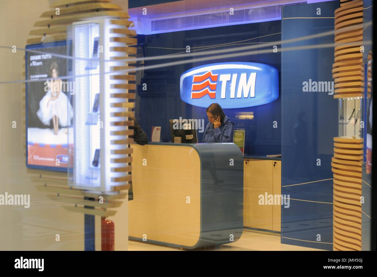 Milano Italien Telekom Shop In Vittorio Emanuele Galerie Stockfotografie Alamy