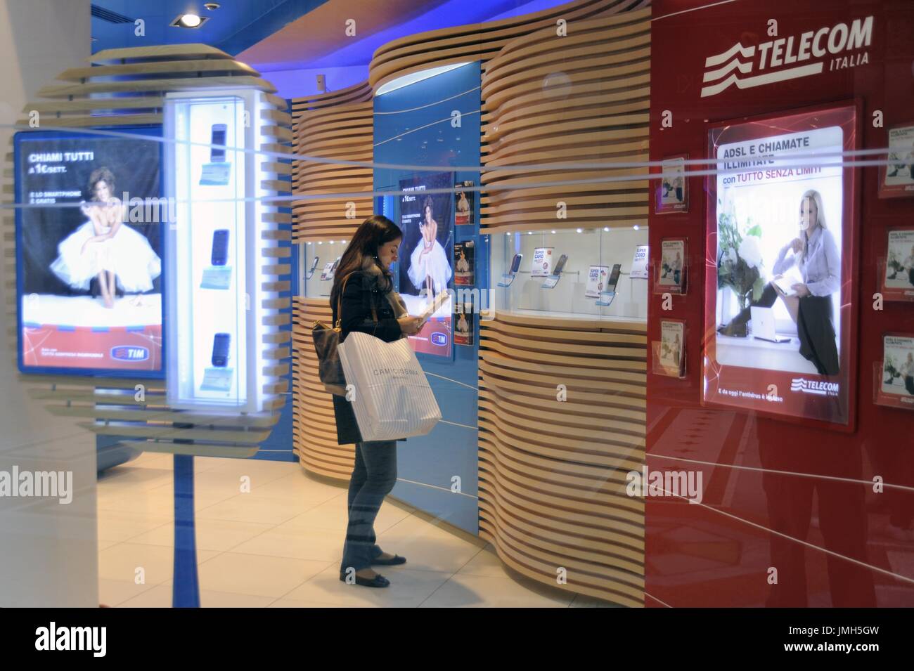 Milano Italien Telekom Shop In Vittorio Emanuele Galerie Stockfotografie Alamy