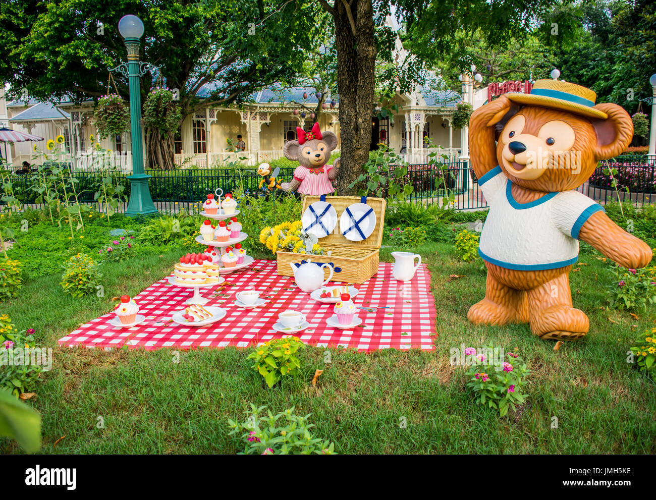 Duffy den Disney Bär Picknick im Garten von Hong Kong Disneyland Stockfoto