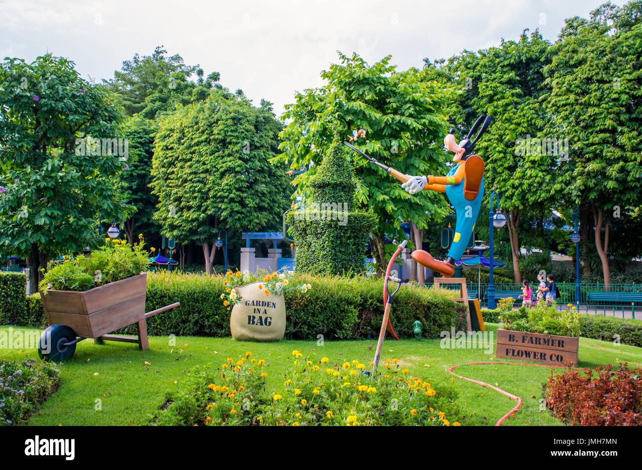 Goofy ist die Dekoration seines Gartens in Hong Kong Disneyland Stockfoto