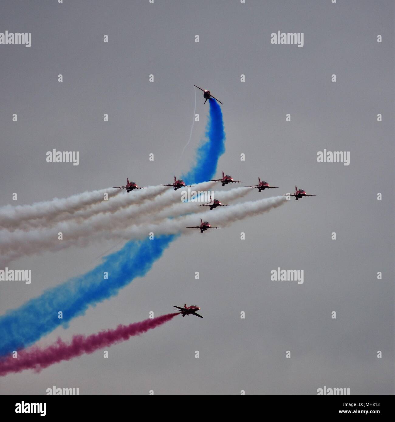 Red Arrows erklingt in 2017 Royal International Air Tattoo jährlich an RAF Fairford in Fairford, Gloucestershire, UK Stockfoto