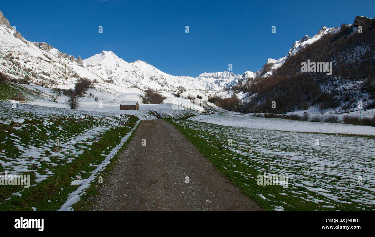 Eine verschneite Panoramablick von der Hauptstrecke von Valle del Lago und die umliegenden Gipfel im Naturpark Somiedo (Asturien, Spanien) Stockfoto