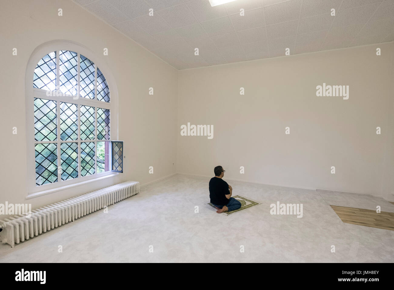 Mann, der betet Moschee Ibn Rushd-Goethe in St.-Johannis-Kirche in Berlin. Gegründet von Seyran Ateş, ist es eine liberale Moschee offen für Männer und Frauen. Stockfoto