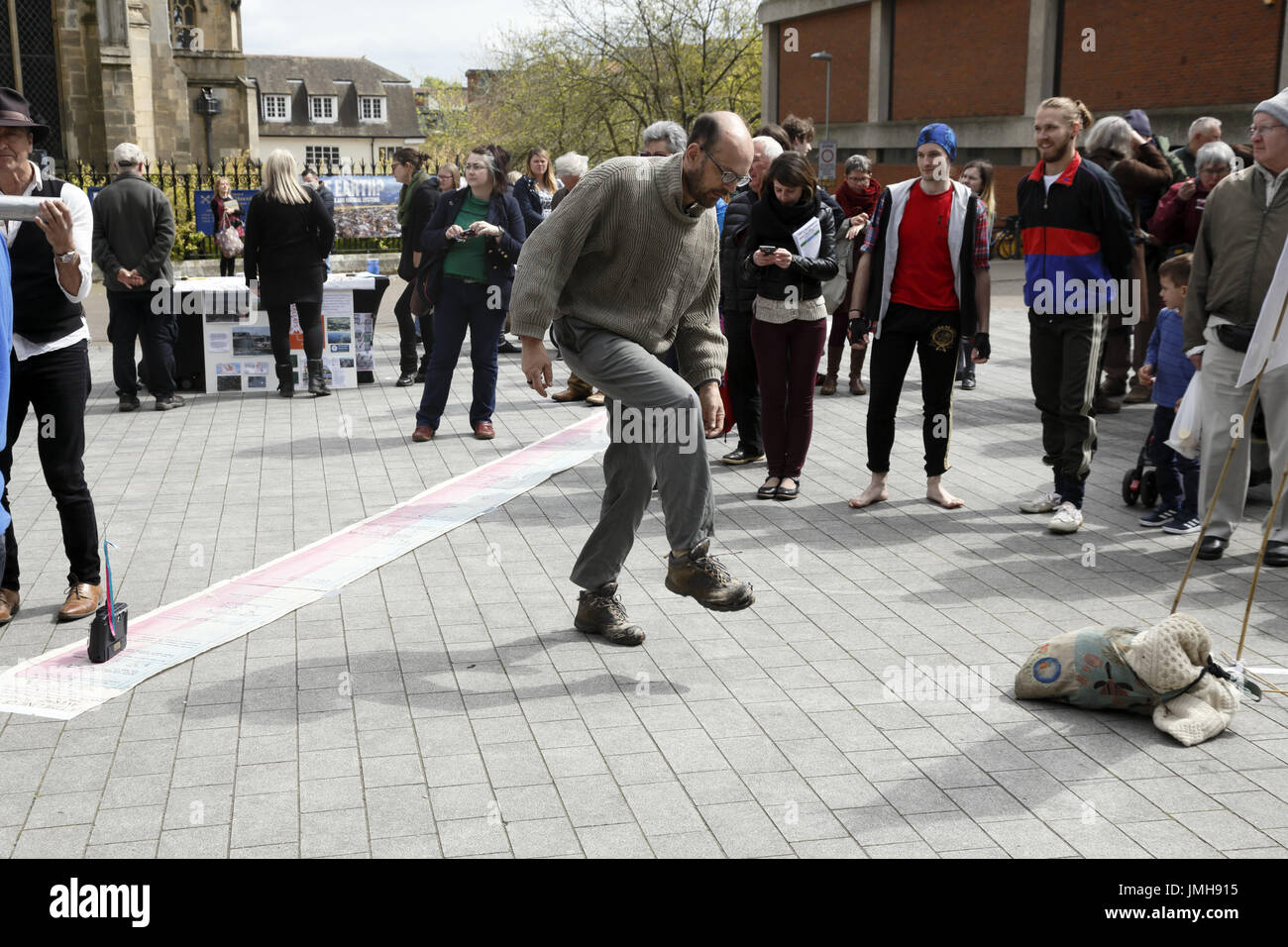 Mann tanzen in März für Wissenschaft 2017 Norwich. Stockfoto