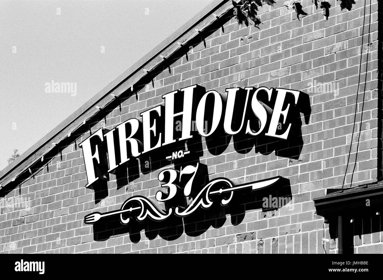 Beschilderung für Firehouse Nr. 37, einem lokalen Breitensport Bar und Restaurant in der San Francisco Bay Area Stadt von San Ramon, Kalifornien, 26. Juni 2017. Stockfoto
