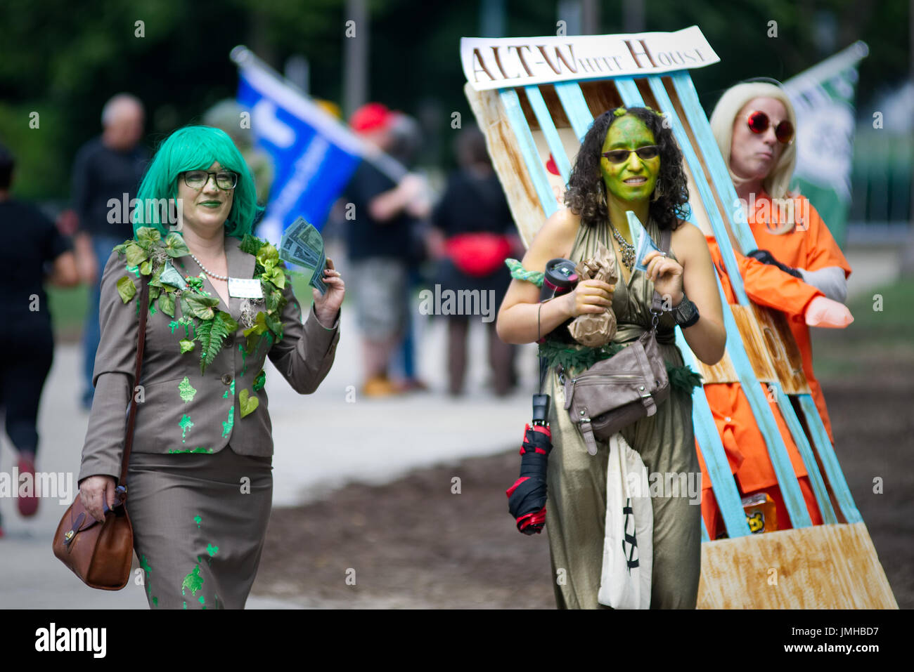 Demonstranten verkleidet als "Sumpf Menschen" zu beteiligen, in einem 3. Juni 2017 März nach Wahrheit in Philadelphia, PA. Stockfoto