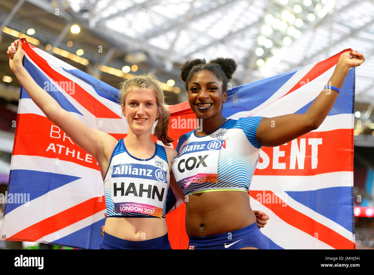 Sophie Hahn und Kadeena Cox fertig Doppelsieg im 100m T38 an die Welt Para Leichtathletik Champs im Londoner Stadion. Wir feiern mit Anschluß-Markierungsfahne Stockfoto