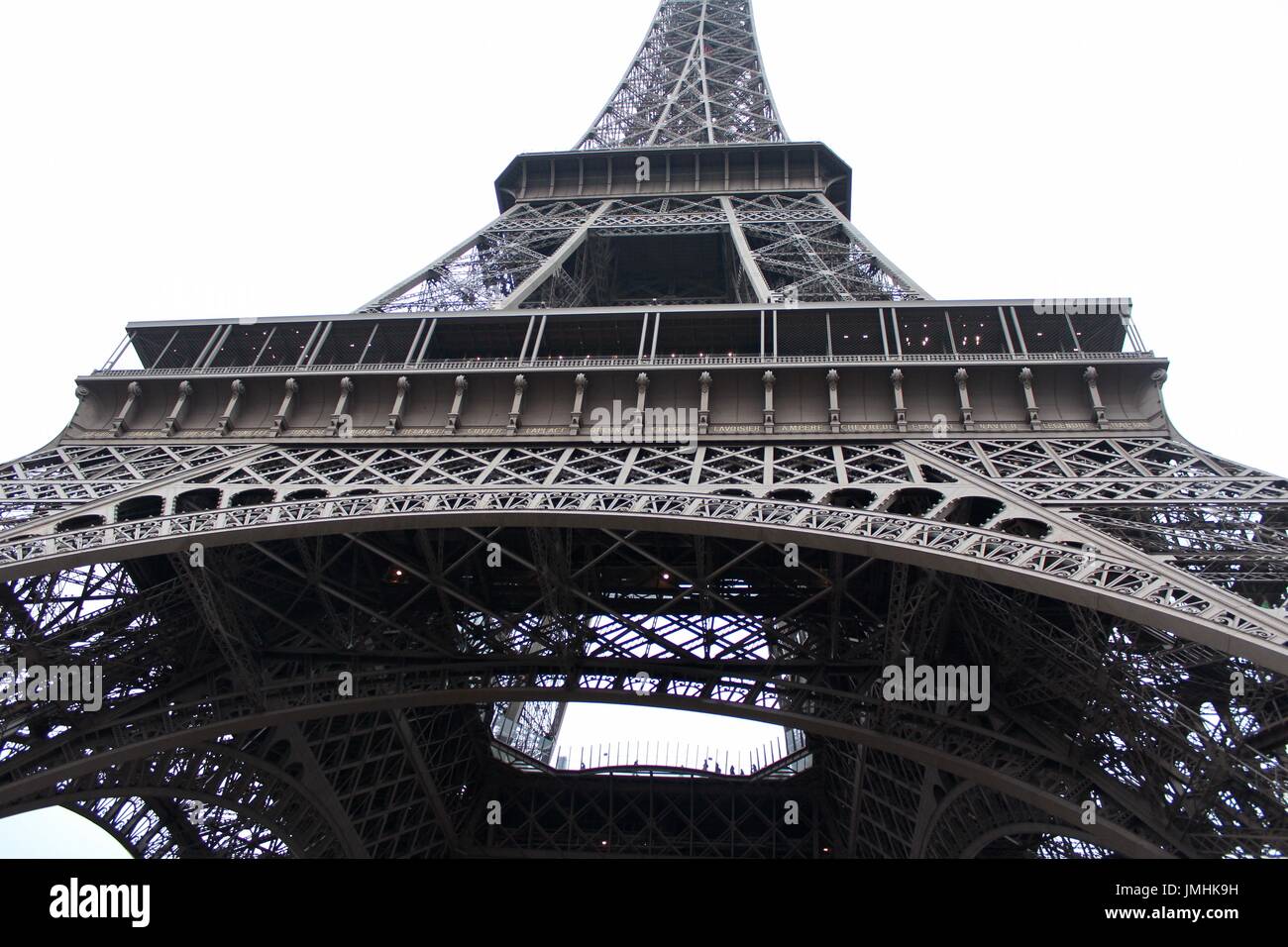 Blick auf den Eiffelturm von unten Stockfoto