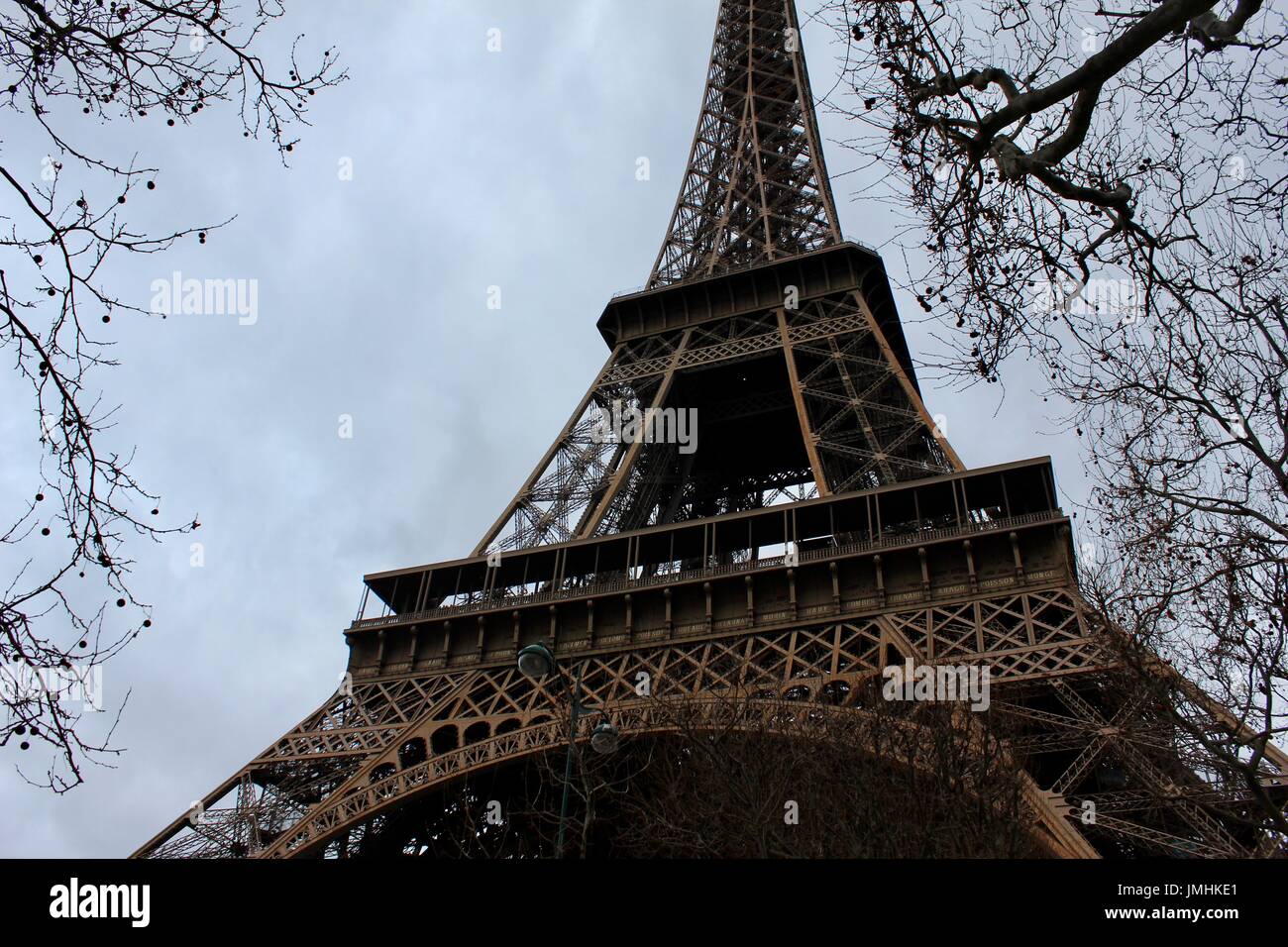 nach oben Blick auf den Eiffelturm Stockfoto