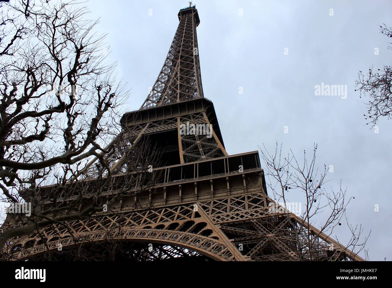 nach oben Blick auf den Eiffelturm Stockfoto