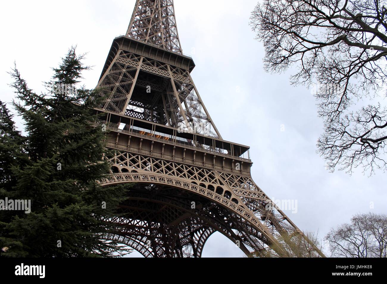 nach oben Blick auf den Eiffelturm Stockfoto