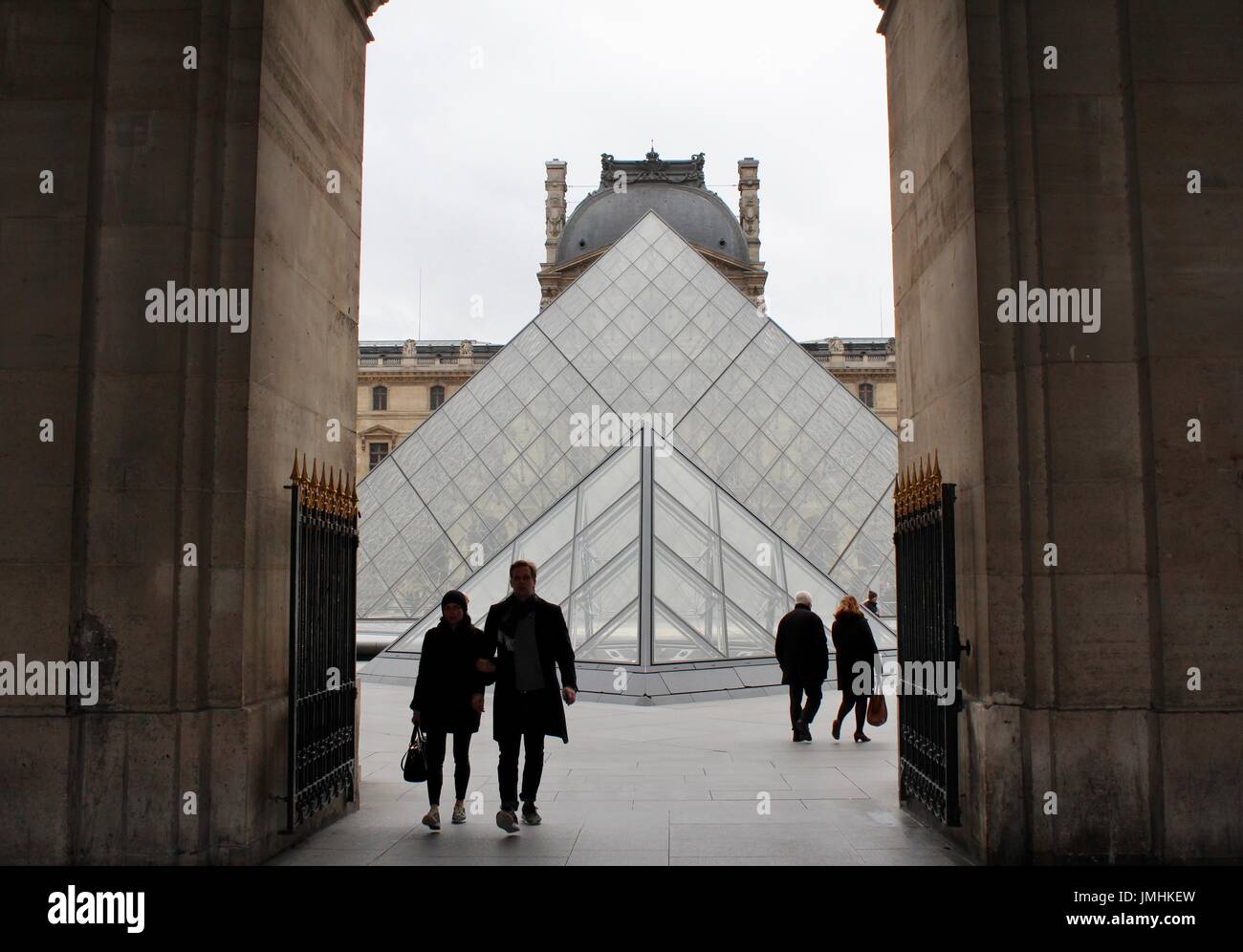 die Außenansicht des louvre Stockfoto
