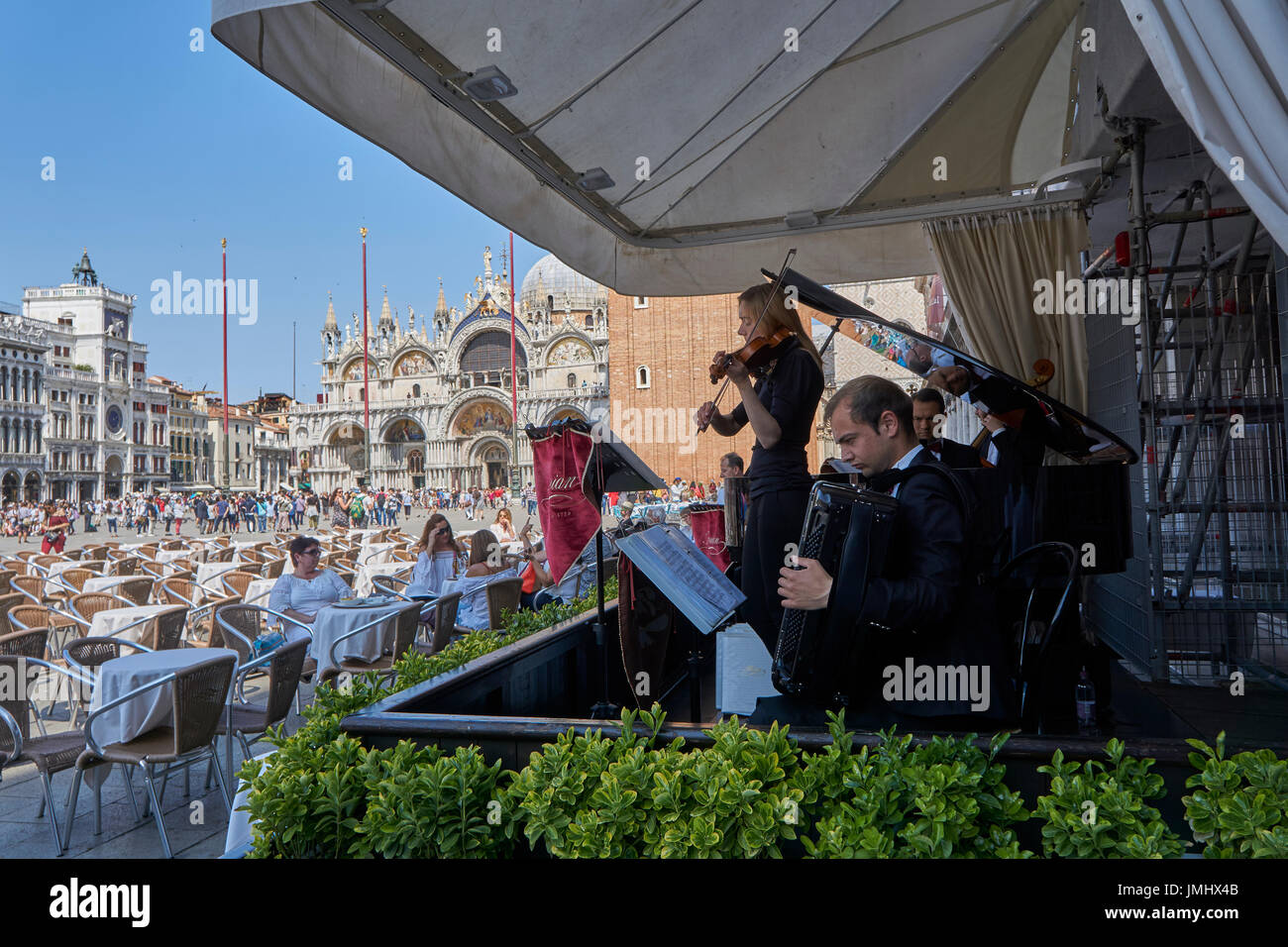 Ein Blick auf ein Quartett spielen im Cafe Florian, Venedig Stockfoto