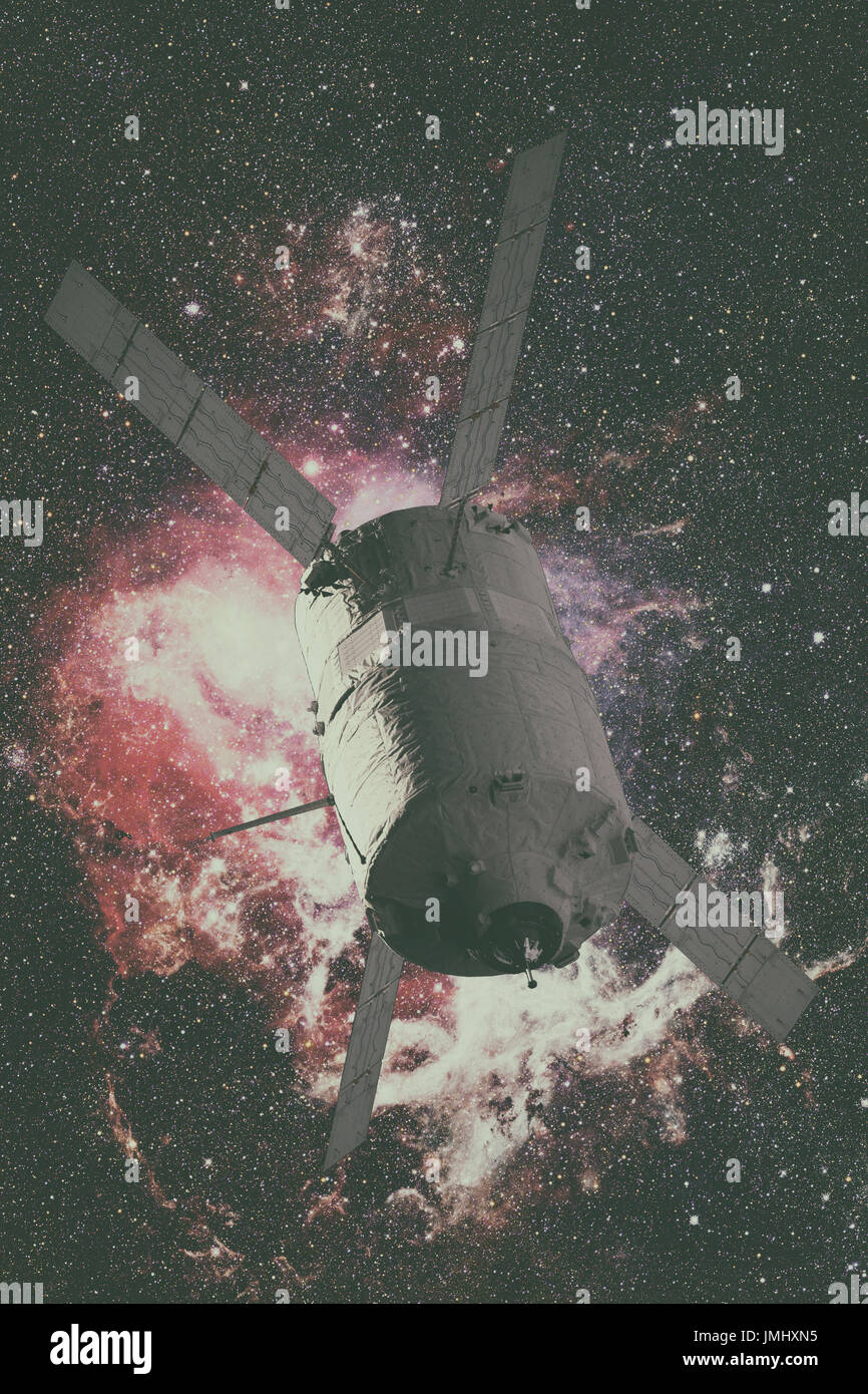 Cargo Raumschiff - das Automated Transfer Vehicle über Spiralgalaxie. Elemente dieses Bild von der NASA eingerichtet. Stockfoto
