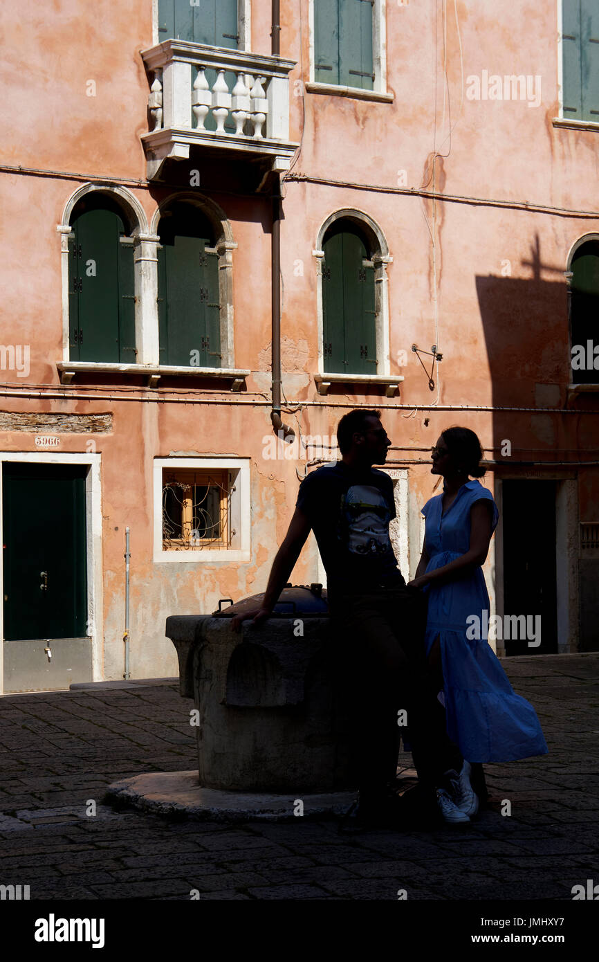 Ein Blick auf ein junges Paar in Venedig. Stockfoto